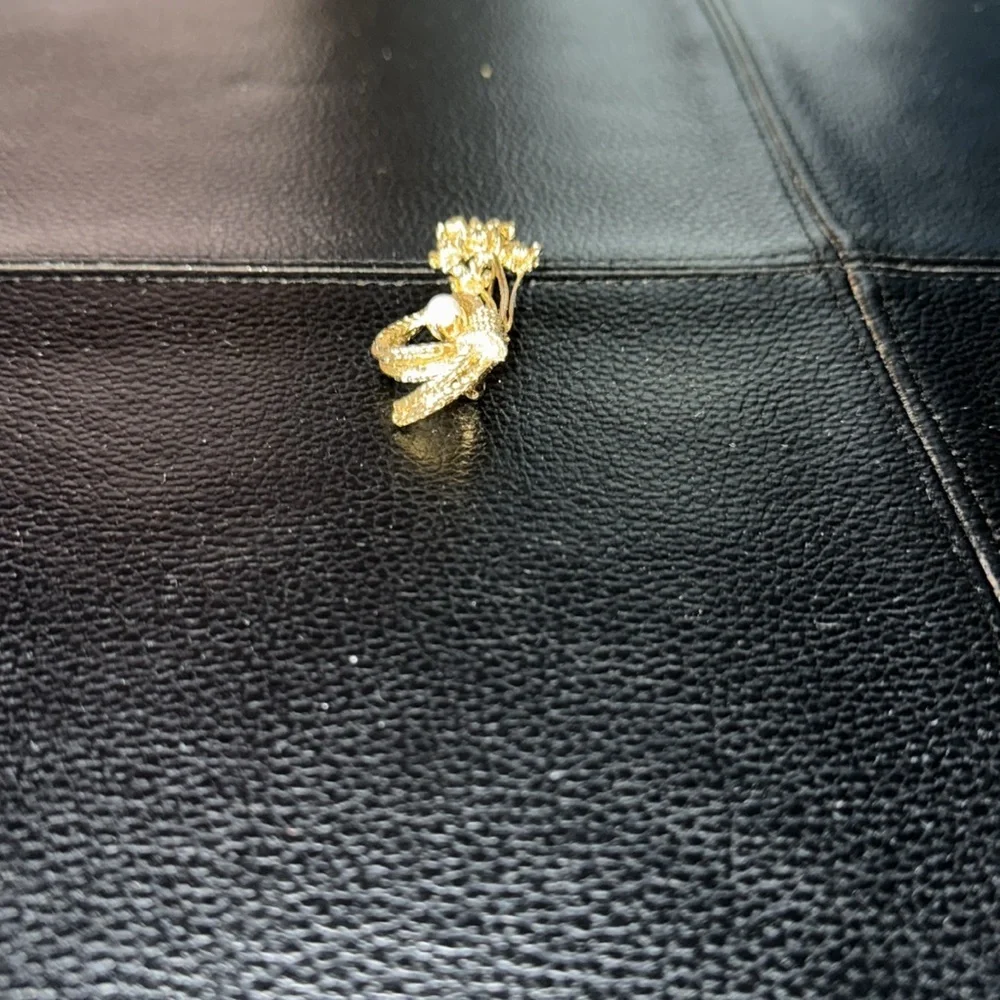 VTG Elegant Gold Tone Floral Brooch